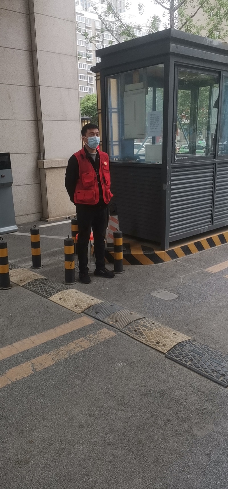 左建磊 车库门口、大门口卡点引导,核酸检测点服务.jpg 左建磊 车库门口、大门口卡点引导,核酸检测点服务.jpg