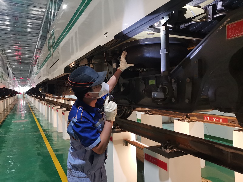 车辆五室轮值一班检修作业.jpg 车辆五室轮值一班检修作业.jpg