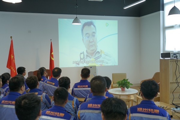 观看模范视频.jpg 观看模范视频.jpg